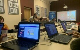 Uczestnicy szkolenia podczas wykonywania ćwiczeń na laptopach. Kliknij aby wyświetlić powiększone zdjęcie.