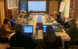 Uczestnicy szkolenia podczas wykonywania ćwiczeń na laptopach. Kliknij aby wyświetlić powiększone zdjęcie.