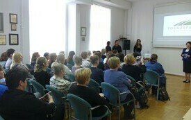 Dyrektor biblioteki wita zebranych uczestników wydarzenia.