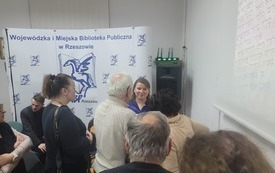 Prowadząca prelekcję podczas dyskusji z uczestnikami.