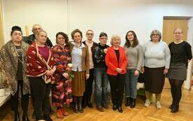 Zdjęcie grupowe uczestników spotkania autorskiego.