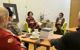 Dwie kobiety na fotelach rozmawiają.