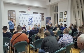 Widok z tyłu sali na widownię.