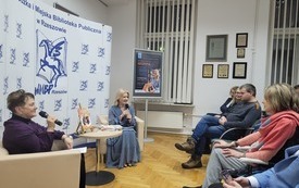 Kobiety prowadzace rozmowę oraz widownia przysłuchująca się.