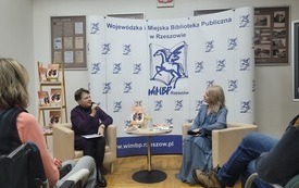 Dwie dziennikarki prowadzące rozmowę.