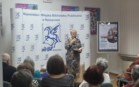 Pani profesor czyta książkę podczas wykładu.