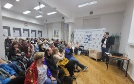 Uczestnicy prelekcji słuchają z zainteresowaniem. 