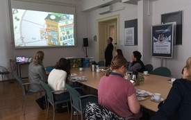 Duzy stół z grami i zastawą, prezentacja na ścianie.