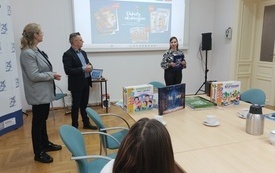 Trzy osoby podczas prezentacji gier.