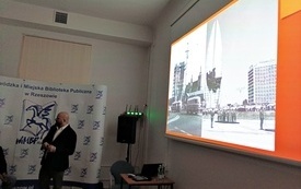 Prelegent podczas prezentacji starych fotografii z zabytkami Rzeszowa. 
