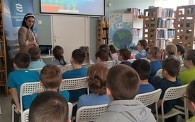 Kobieta prowadzi zajęcia dla dzieci.