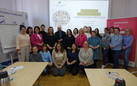 Grupowe zdjęcie uczestnik&oacute;w szkolenia