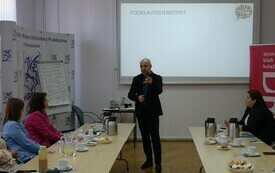 Prowadzący prezentuje slajdy na ekranie