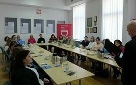 Widok sali szkoleniowej wypełnionej kobietami w różnym wieku