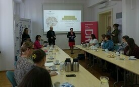 Widok sali szkoleniowej i uczestników siedzących przy stole