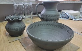 Naczynia z gliny: dzbanek, misa, wazon