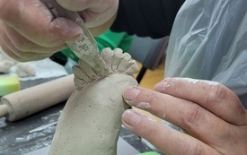 Tworzenie kurki z gliny.