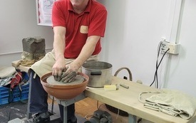 Mężczyzna pracujący na kole garncarskim