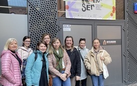 Osiem kobiet pozujących do wspólnego zdjęcia