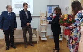 Urzędniczki składają gratulacje rodzinie pisarza. 