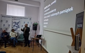Prelegent stojący przed ekranem z prezentacją