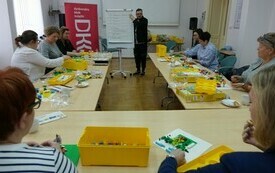 Szkolenie dla bibliotekarek z klock&oacute;w lego.