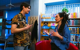 Chłopak i bibliotekarka podczas rozmowy.