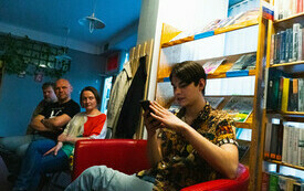 Młody chłopak czyta poezję.