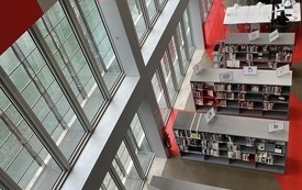 Widok z góry na czytelnię biblioteczną.