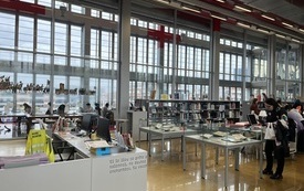 Wnętrze nowoczesnej biblioteki z czytelnikami.