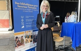 Bibliotekarka na tle baneru.