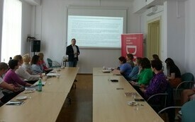 Uczestniczki szkolenia słuchają prelegenta. 