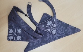 Chusta i naszyjnik z chusty materiałowej