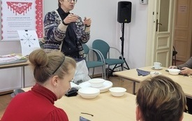 Kobieta trzyma w ręku naszyjnik z chusty