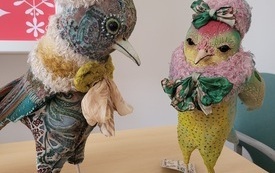 Dwie figurki ptaków wykonane z różnokolorowych tkanin