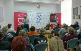 Gość spotkania przemawia do zebranej pbliczności