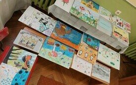 Prace konkursowe ułożone na stolikach