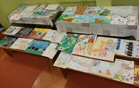 Prace konkursowe ułożone na stolikach