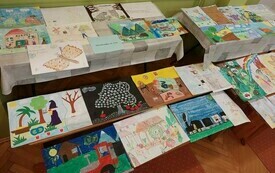 Na stolikach prace konkursowe