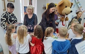 bibliotekarki z książkami w trakcie pasowania czytelników
