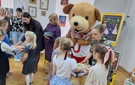 Bibliotekarki podczas pasowania na czytelnika.