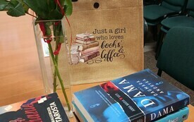 Na stoliku książki i kwiaty