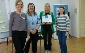 Fotografia z wręczenia dyplomów uczestnikom.