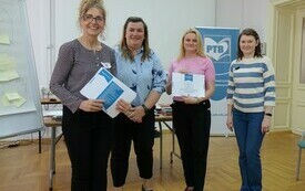 Wręczanie dyplomów uczestnikom.