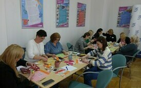 Warsztaty, na których bibliotekarze tworzą prace z wycinków gazet.