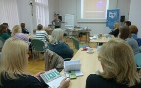 Widok z tyłu sali i trwające warsztaty.