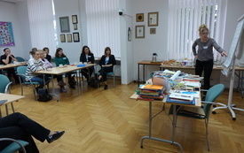 Prowadząca tłumaczy coś uczestnikom szkolenia.