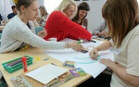 Kilka bibliotekarek podczas pracy zespołowej.