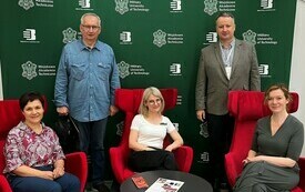 Trzy kobiety i dwóch mężczyzn pozuje do wspólnej fotografii