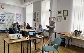 Fotograf podczas prowadzenia prezentacji. 